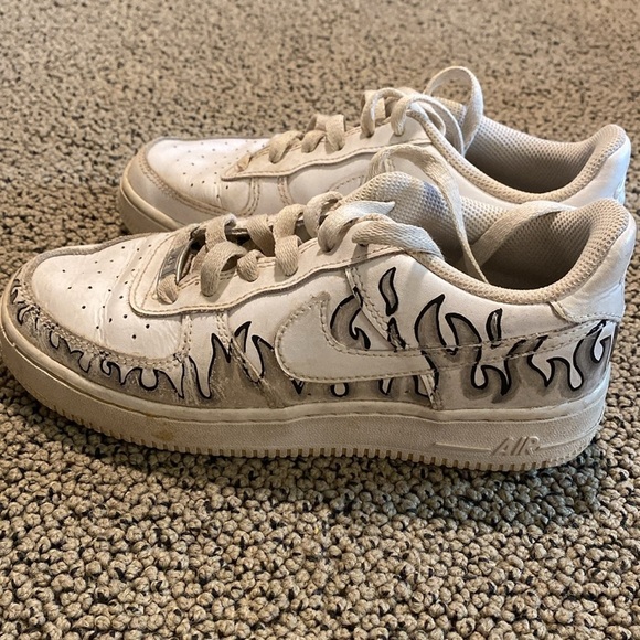 Nike Air Force 1 with Hand Painted Design Size 4Y in GUC - Picture 2 of 7